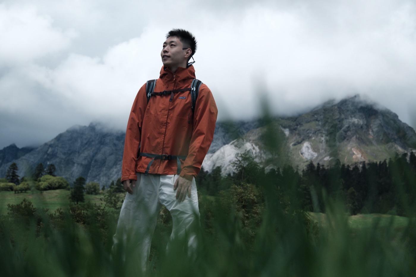 新郎站在山间云雾前。